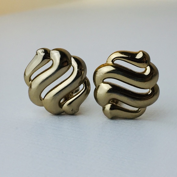 Vintage Monet Classy Gold Tone Clip On Earrings - Picture 3 of 8